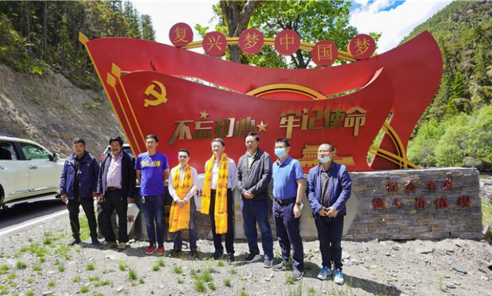 尊龙凯时集团党委书记、董事长任丁率队赴麻格同村推进对口帮扶工作