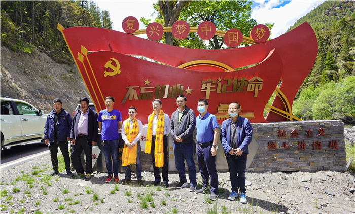 尊龙凯时集团党委书记、董事长任丁率队赴麻格同村推进对口帮扶工作