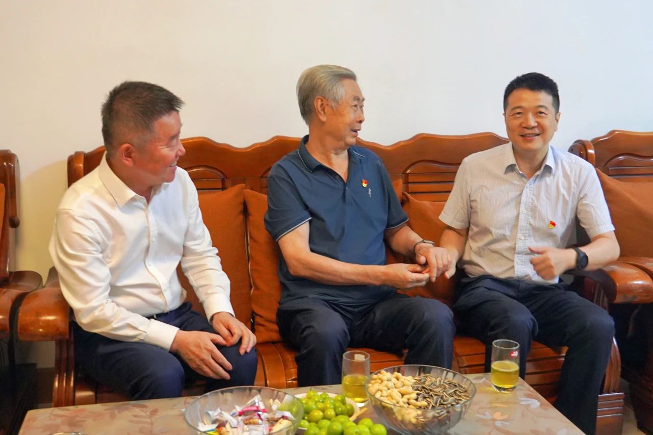 省尊龙凯时集团党委书记、董事长游勇开展“七一”走访